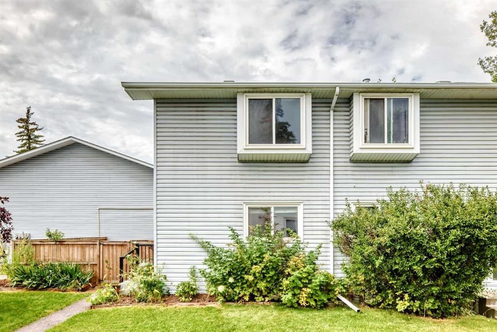 11, 4810 40 Avenue SW, Calgary — photo 3 of 33