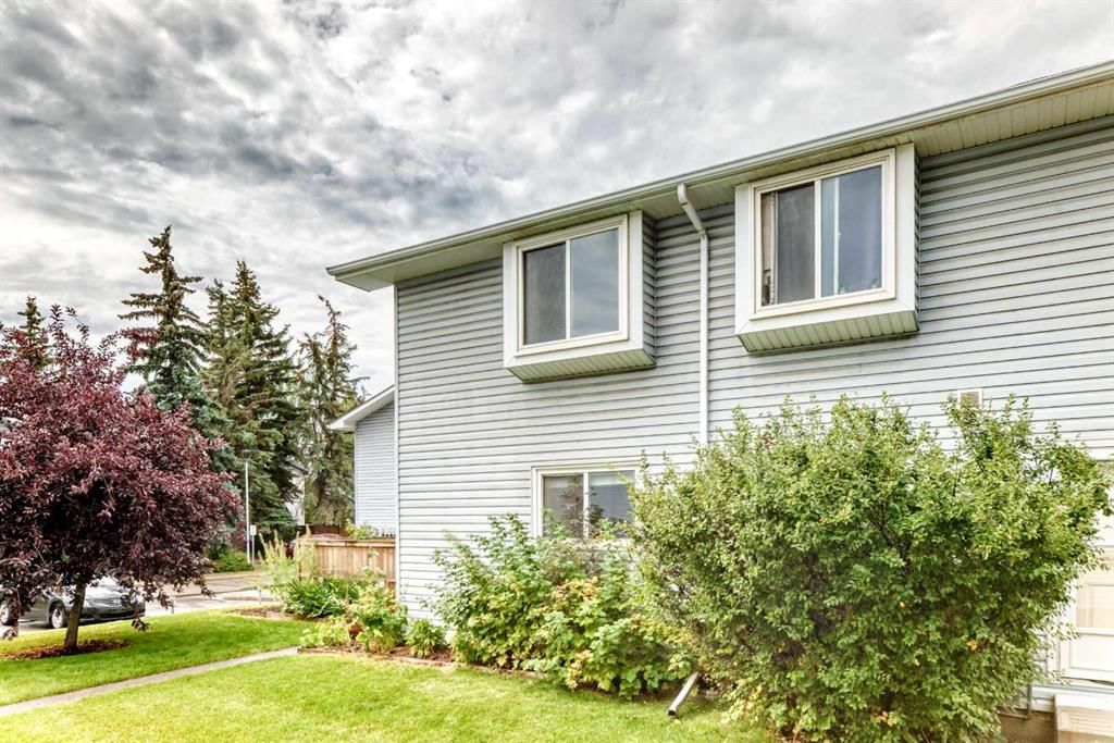 11, 4810 40 Avenue SW, Calgary — photo 4 of 33