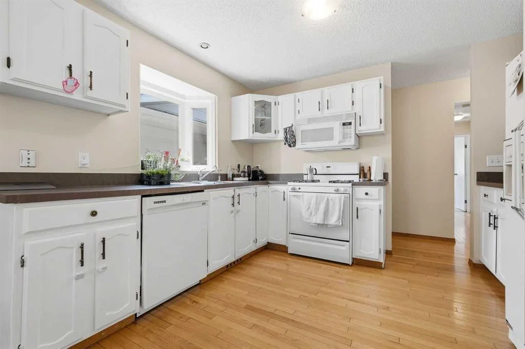 121 Sunbank Way SE, Calgary — photo 5 of 26