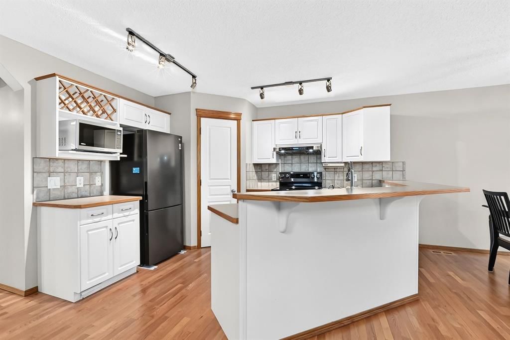 234 Somerglen Way SW, Calgary — photo 3 of 29