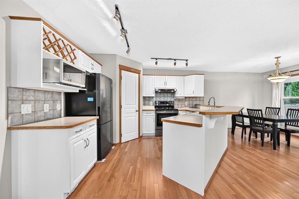 234 Somerglen Way SW, Calgary — photo 4 of 29