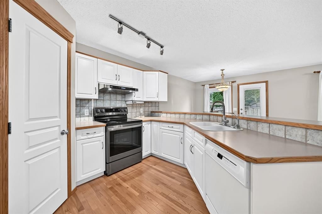 234 Somerglen Way SW, Calgary — photo 5 of 29