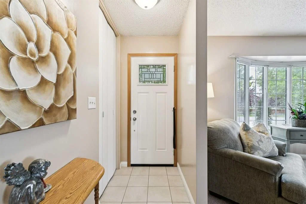 4919 Marlborough Drive NE, Calgary — photo 3 of 48