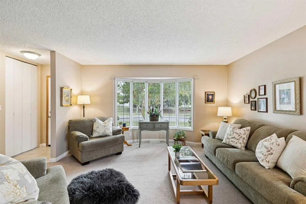 4919 Marlborough Drive NE, Calgary — photo 4 of 48