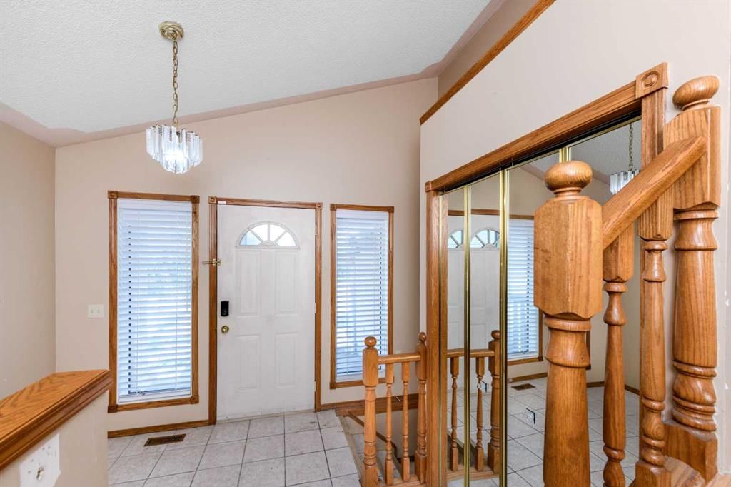 156 DEL RAY Road NE, Calgary — photo 2 of 28