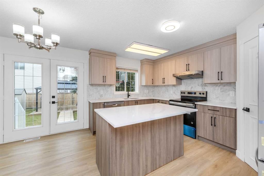 28 Coral Reef Link NE, Calgary — photo 4 of 47