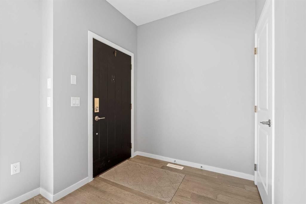 3304 2 Street NE, Calgary — photo 3 of 34