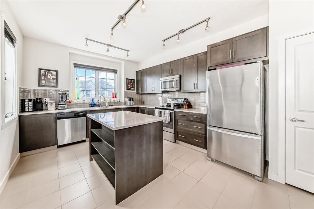6 Nolan Hill Gate NW, Calgary — photo 3 of 41