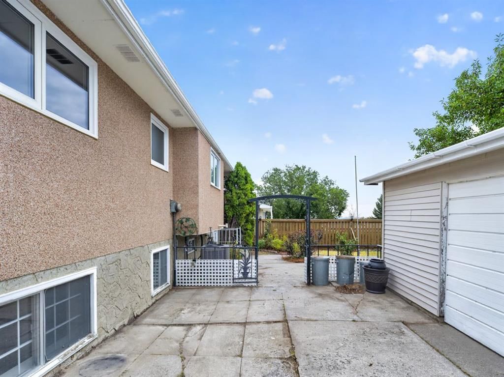 1219 Hunterquay Hill NW, Calgary — photo 5 of 48