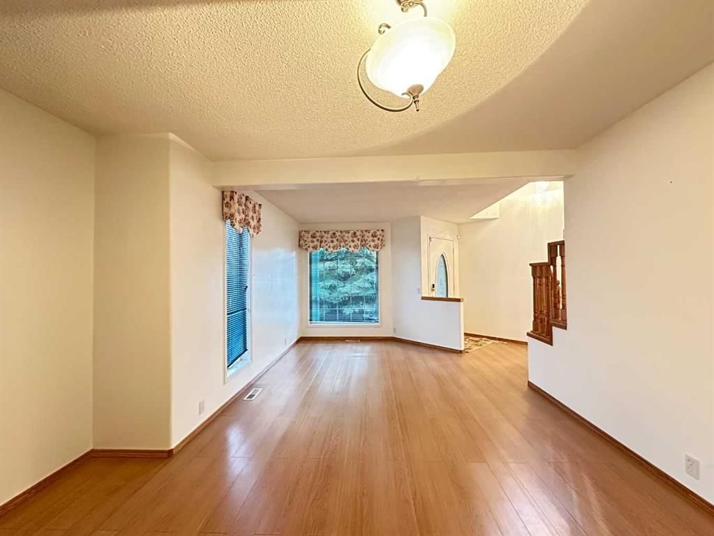 70 Schooner Close NW, Calgary — photo 3 of 48