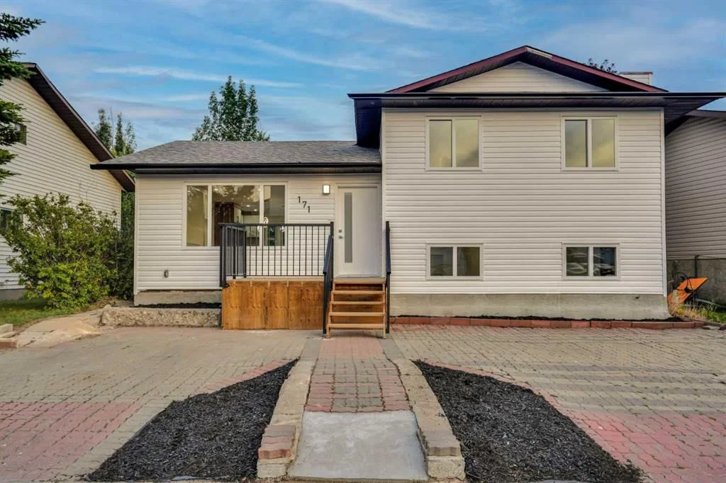 171 Castlebrook Rise NE, Calgary — photo 2 of 47