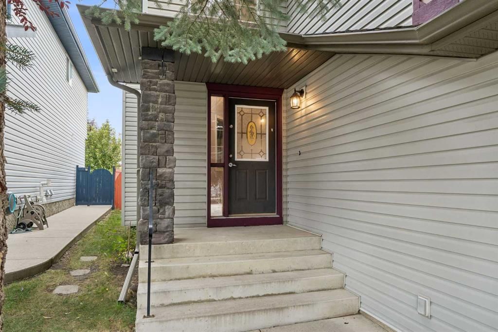 22 Somerside Crescent SW, Calgary — photo 2 of 37