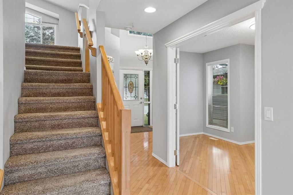 22 Somerside Crescent SW, Calgary — photo 4 of 37