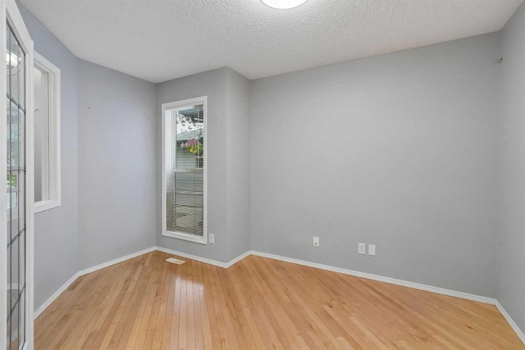 22 Somerside Crescent SW, Calgary — photo 5 of 37