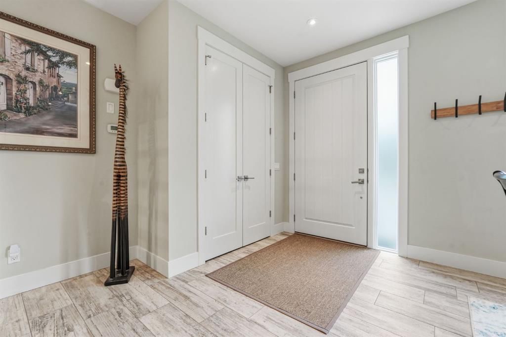 2418 24A Street SW, Calgary — photo 4 of 50