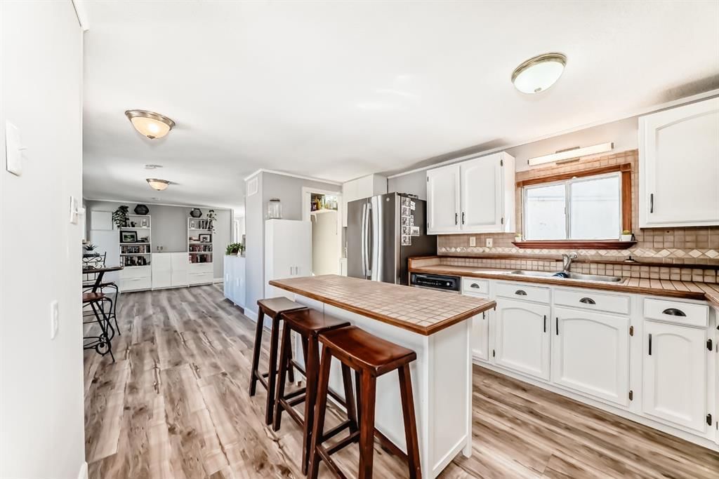 124 Big Springs Drive SE, Airdrie — photo 5 of 26