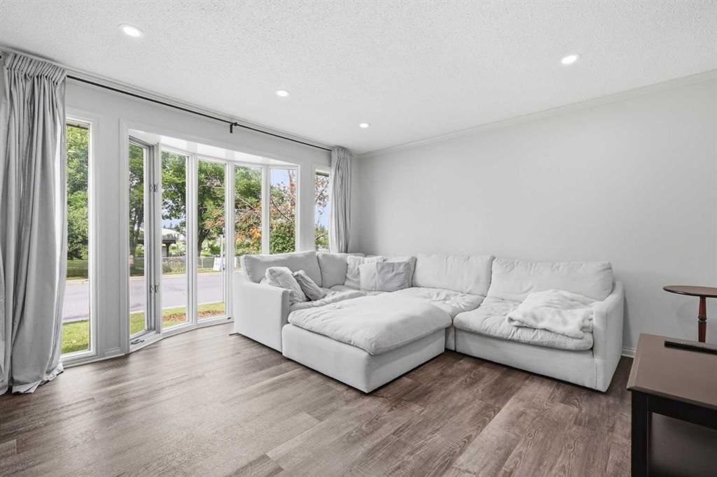 327 94 Avenue SE, Calgary — photo 4 of 41