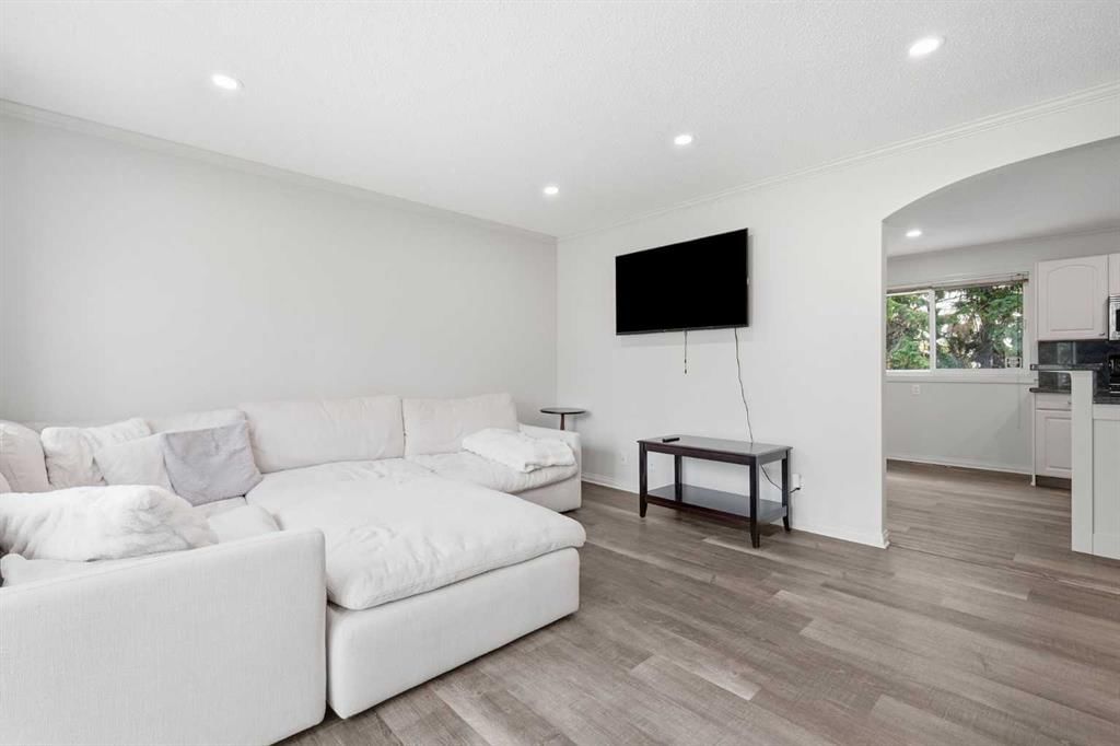 327 94 Avenue SE, Calgary — photo 5 of 41