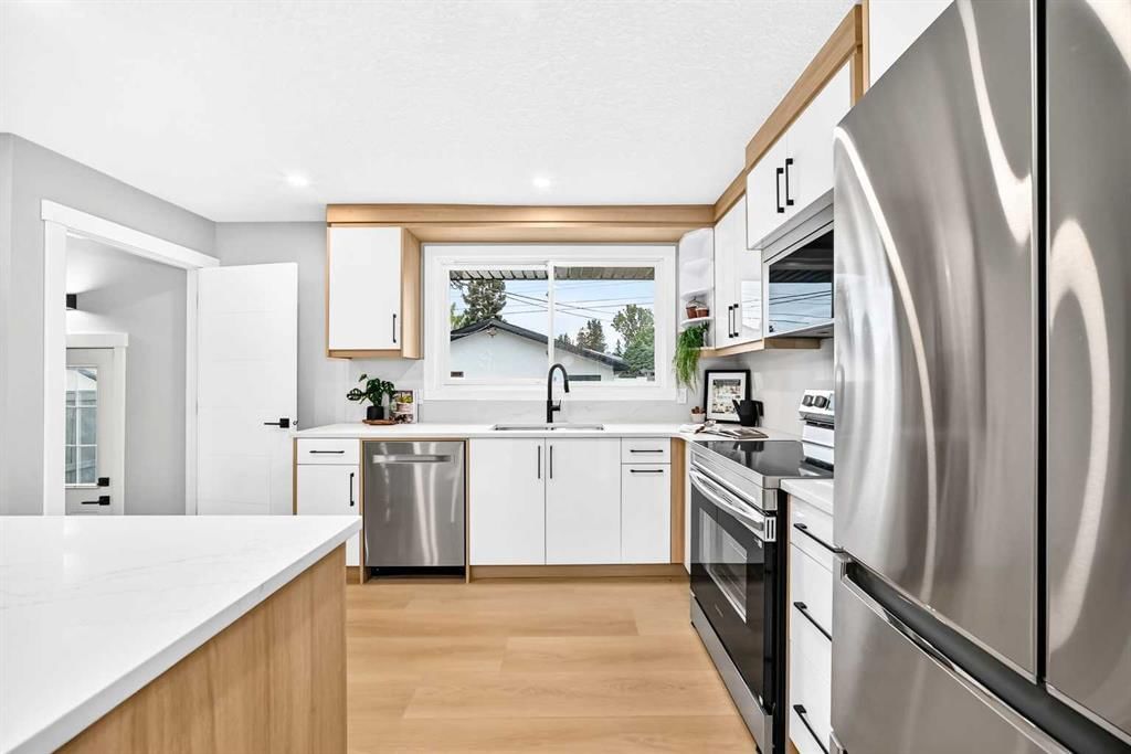 635 104 Avenue SW, Calgary — photo 4 of 41