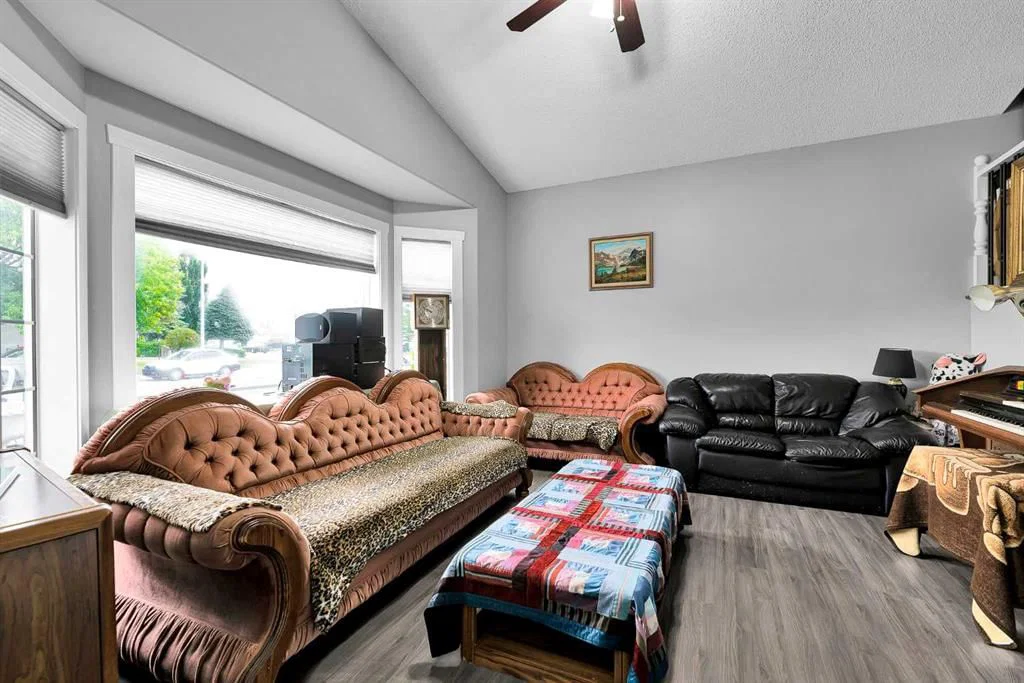 3794 Catalina Boulevard NE, Calgary — photo 5 of 37