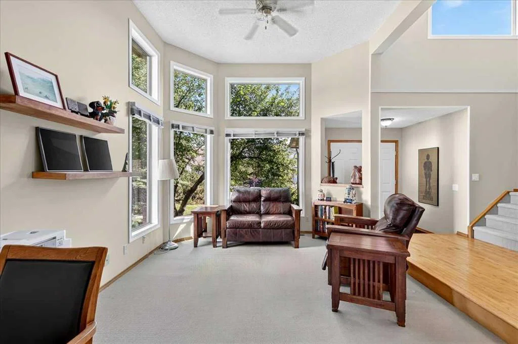 14 Hawkdale Gate NW, Calgary — photo 4 of 50