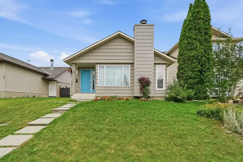 15 Deersaxon Road SE, Calgary — photo 2 of 36