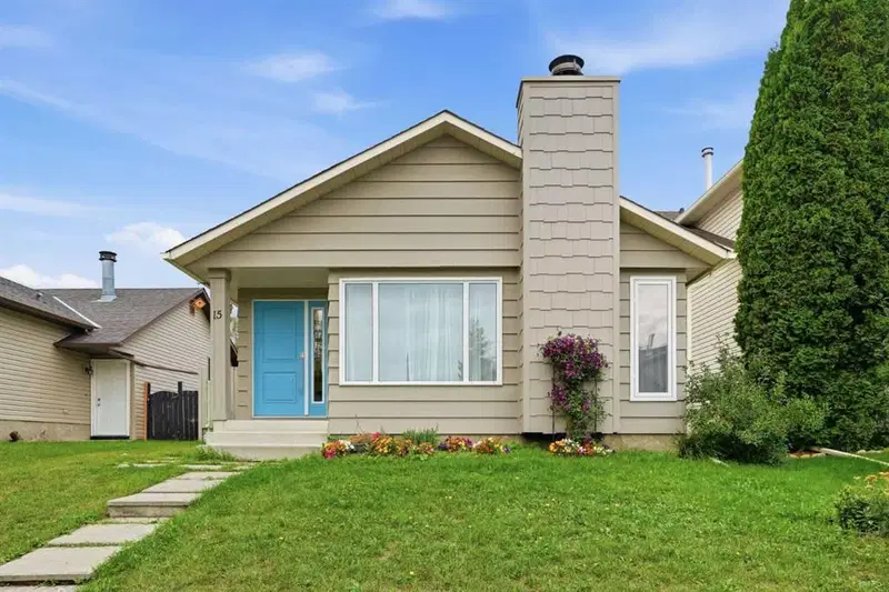 15 Deersaxon Road SE, Calgary — photo 3 of 36