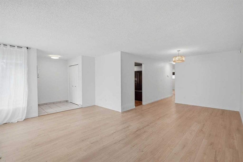 15 Deersaxon Road SE, Calgary — photo 5 of 36