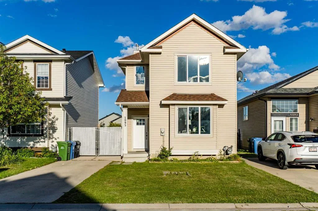 1095 Bridlemeadows Manor SW, Calgary — photo 3 of 36