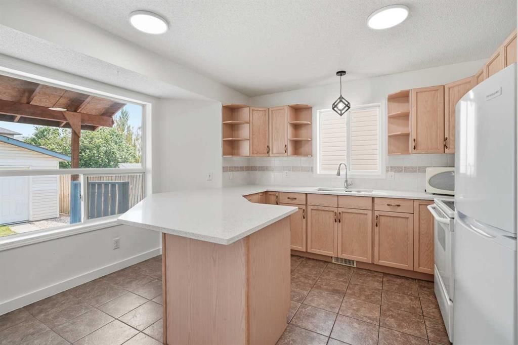 66 Arbour wood Mews NW, Calgary — photo 4 of 29