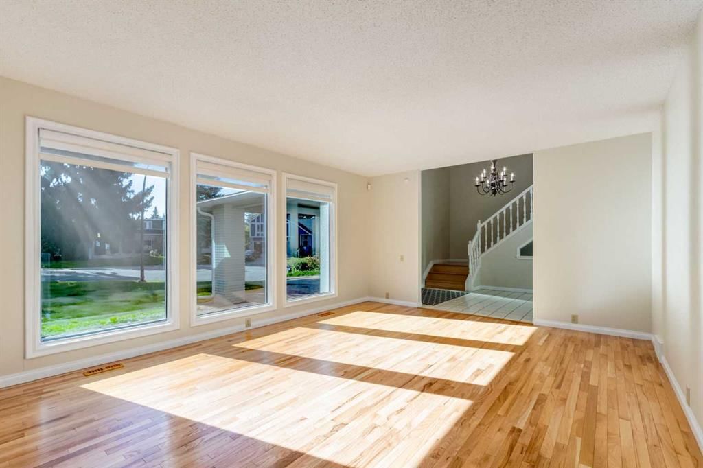 116 Pump Hill Bay SW, Calgary — photo 5 of 50