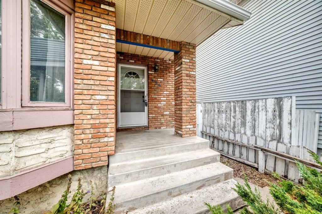454 20 Avenue NW, Calgary — photo 2 of 48