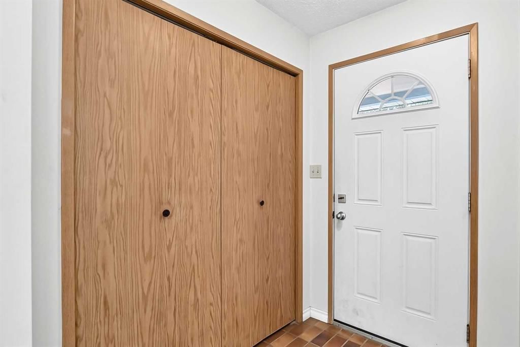 454 20 Avenue NW, Calgary — photo 3 of 48