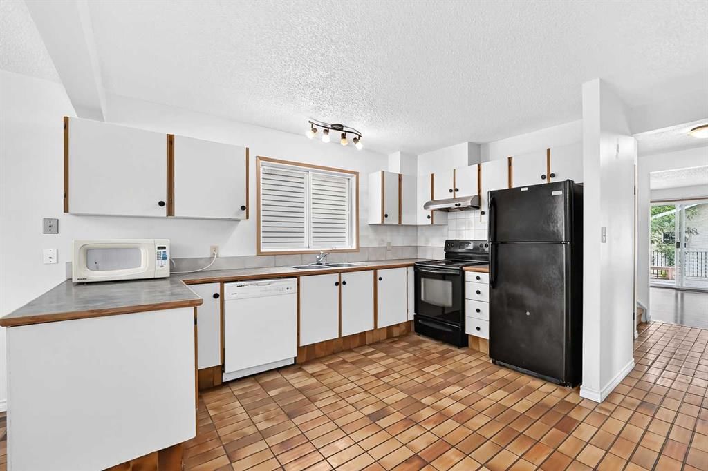 454 20 Avenue NW, Calgary — photo 4 of 48