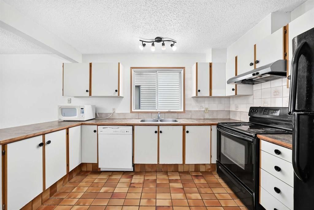 454 20 Avenue NW, Calgary — photo 5 of 48