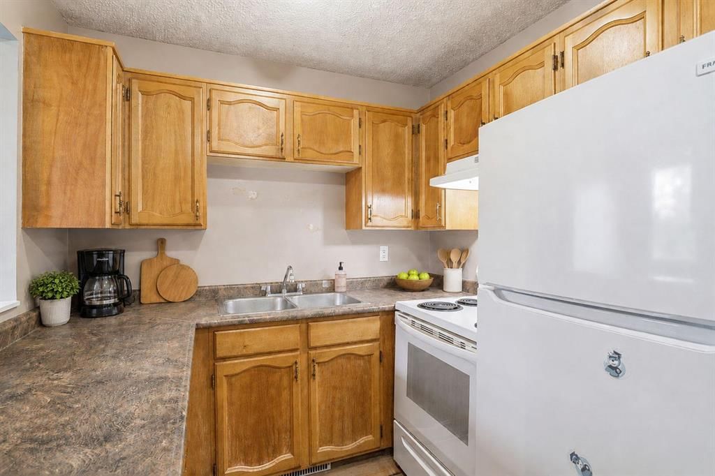 4235 49 Street NE, Calgary — photo 5 of 23