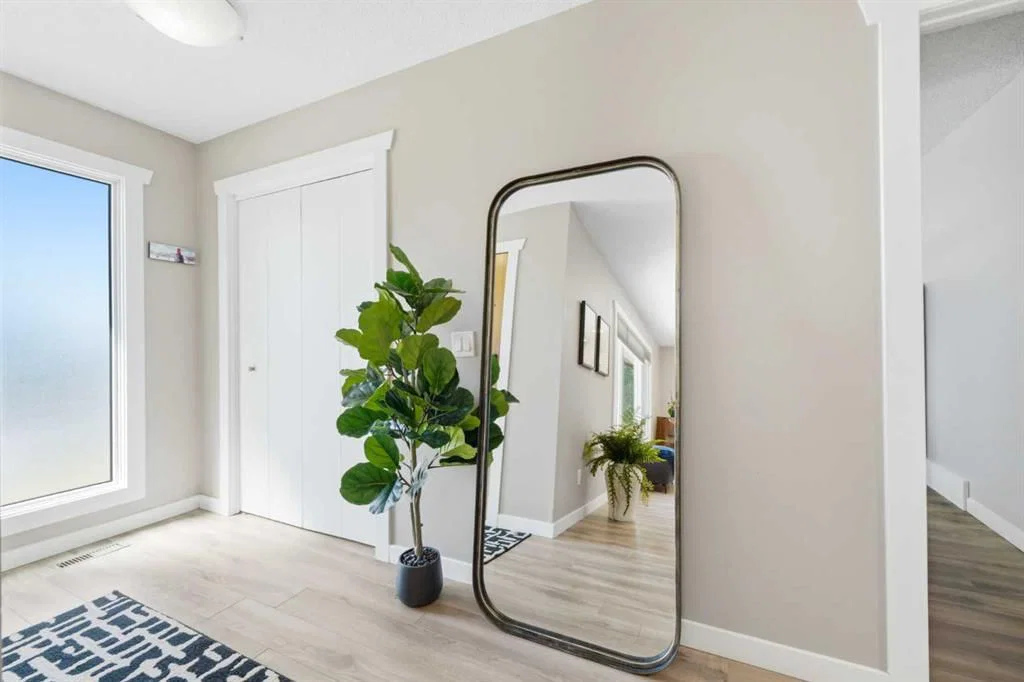 7304 Silver Springs Road NW, Calgary — photo 3 of 42