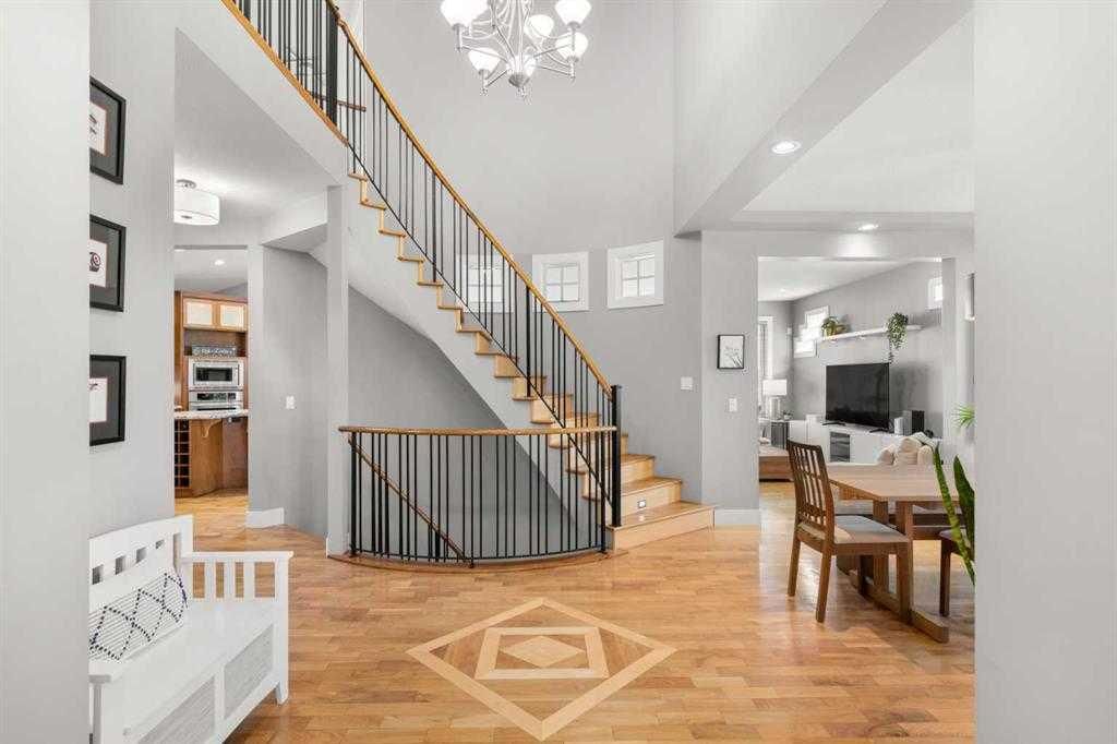 32 Evercreek Bluffs Crescent SW, Calgary — photo 4 of 17
