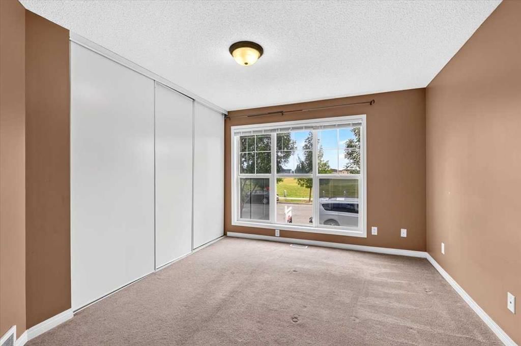 342 Prestwick Circle SE, Calgary — photo 2 of 16