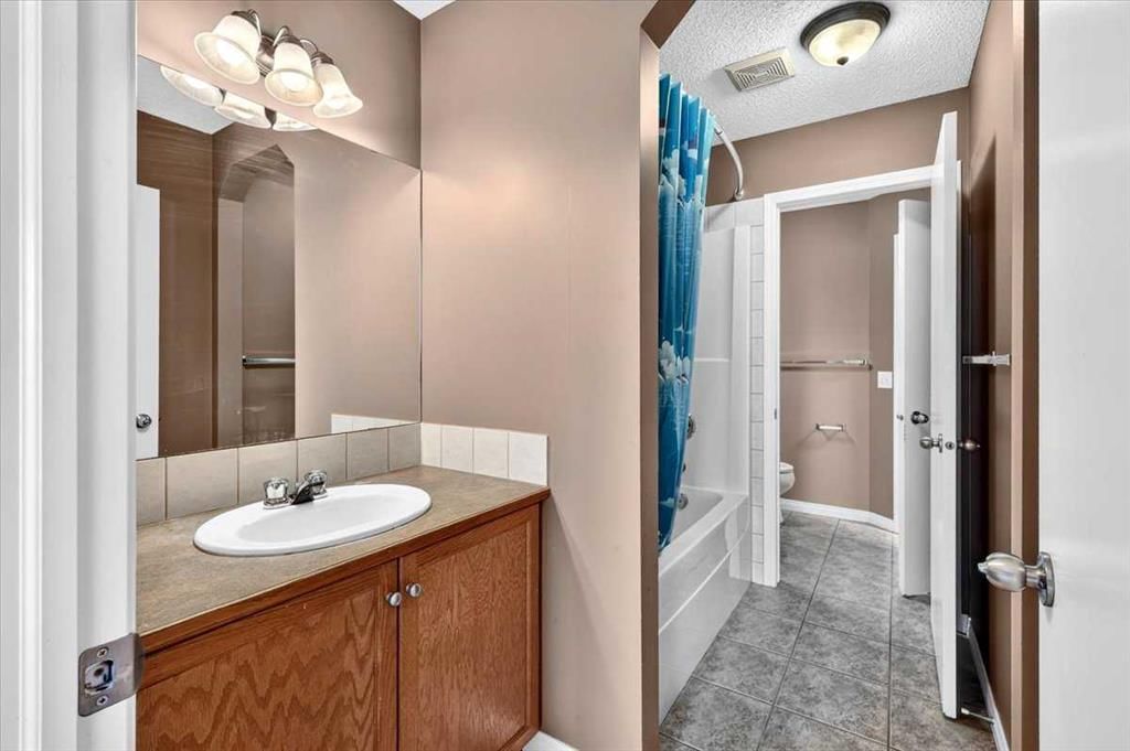 342 Prestwick Circle SE, Calgary — photo 3 of 16