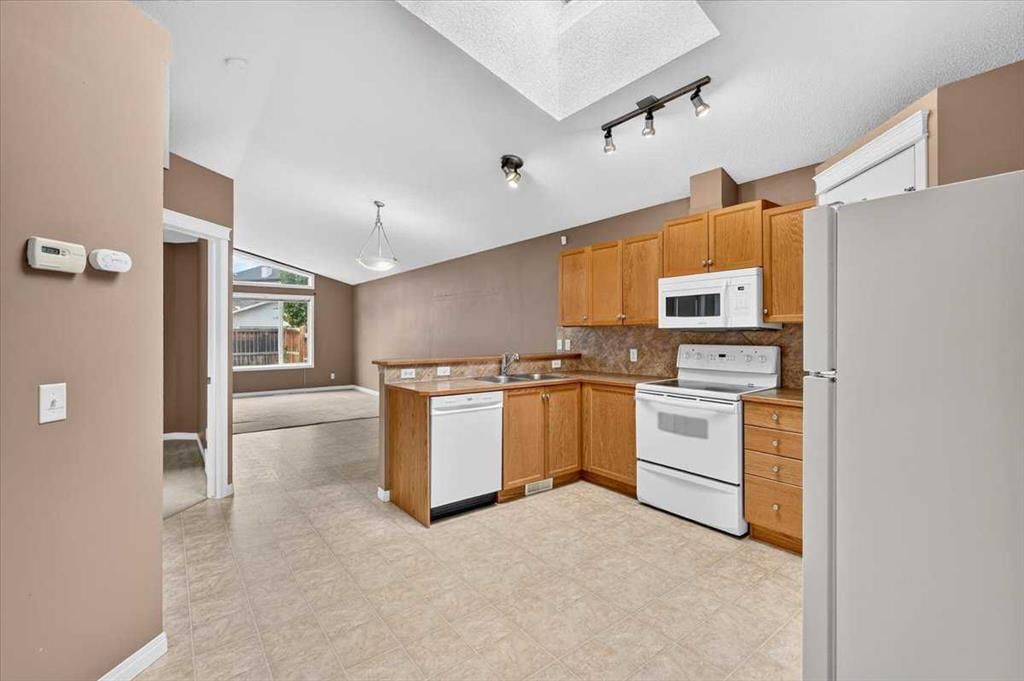 342 Prestwick Circle SE, Calgary — photo 5 of 16