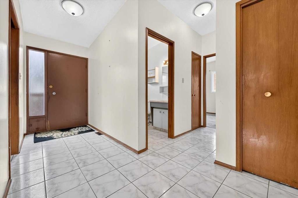 6325 Tregillus Street NW, Calgary — photo 4 of 15