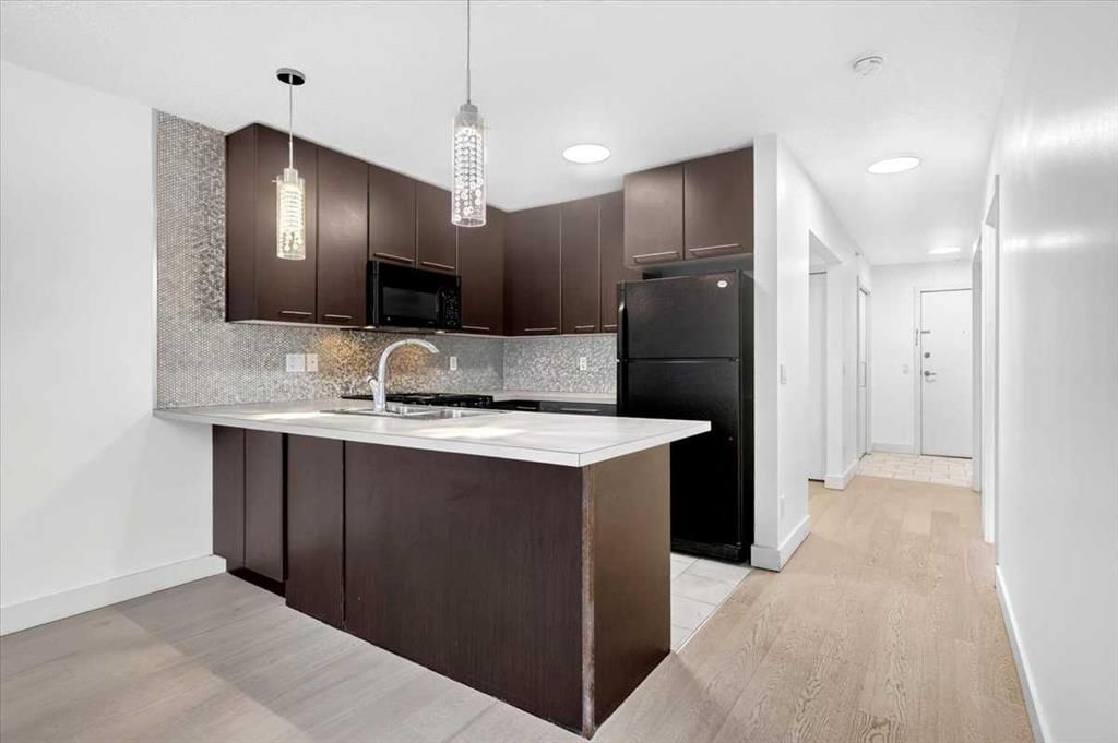 421, 35 Richard Court SW, Calgary — photo 2 of 31
