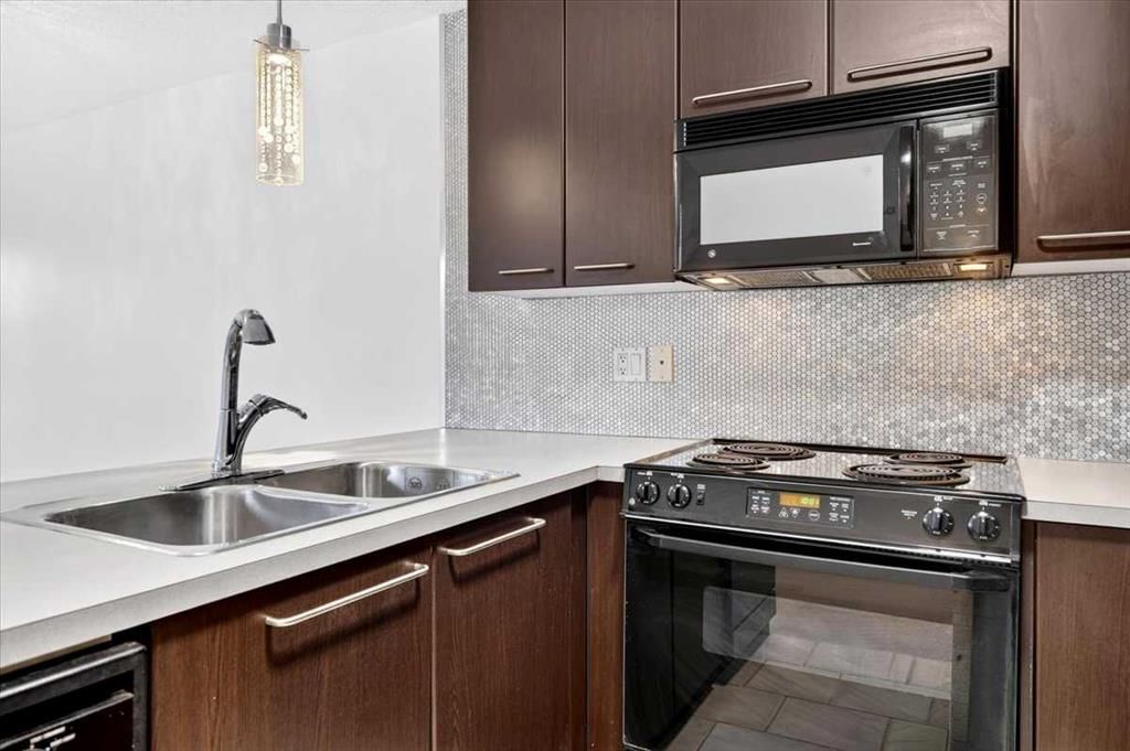 421, 35 Richard Court SW, Calgary — photo 3 of 31