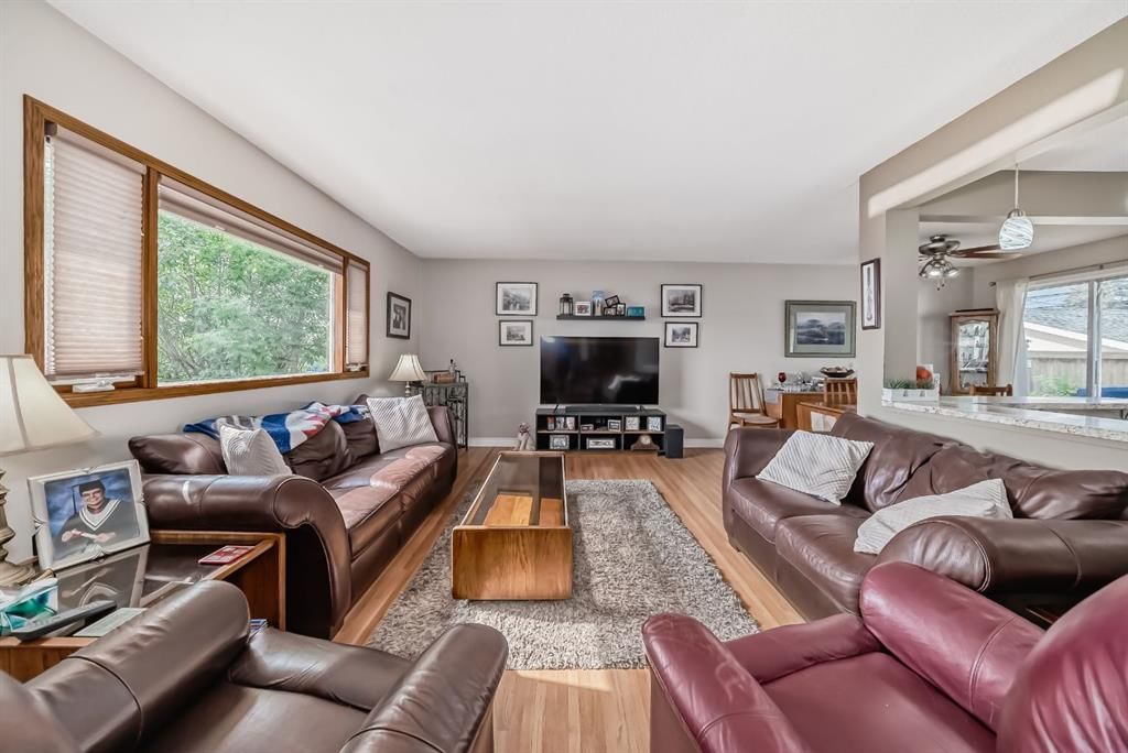 7827 Fairmount Drive SE, Calgary — photo 2 of 32