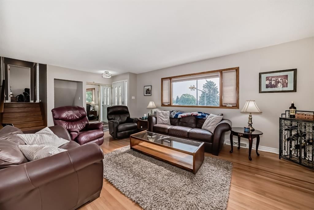7827 Fairmount Drive SE, Calgary — photo 3 of 32