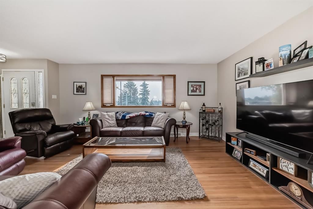 7827 Fairmount Drive SE, Calgary — photo 4 of 32