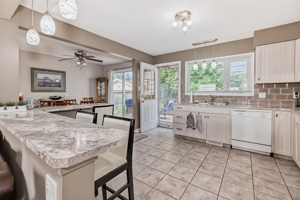 7827 Fairmount Drive SE, Calgary — photo 5 of 32