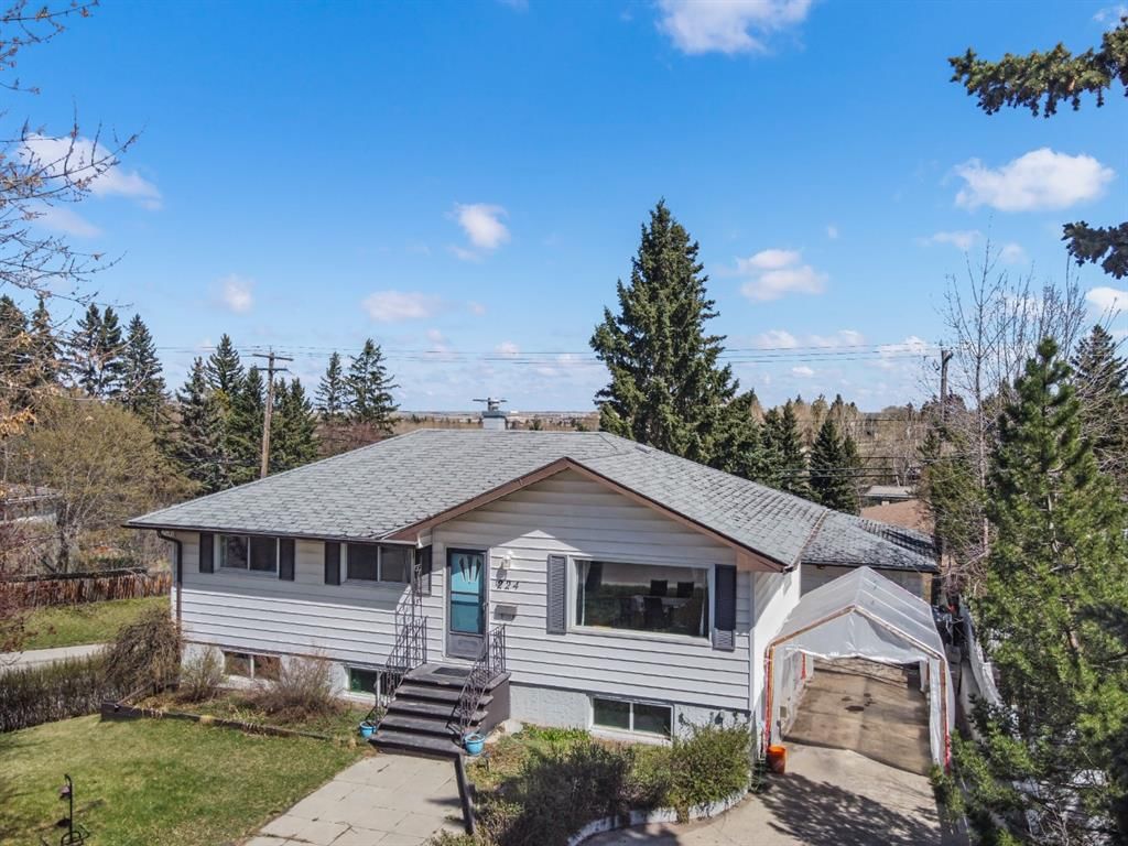 224 Hendon Drive NW, Calgary — main listing photo