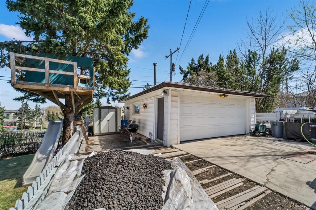224 Hendon Drive NW, Calgary — photo 4 of 13